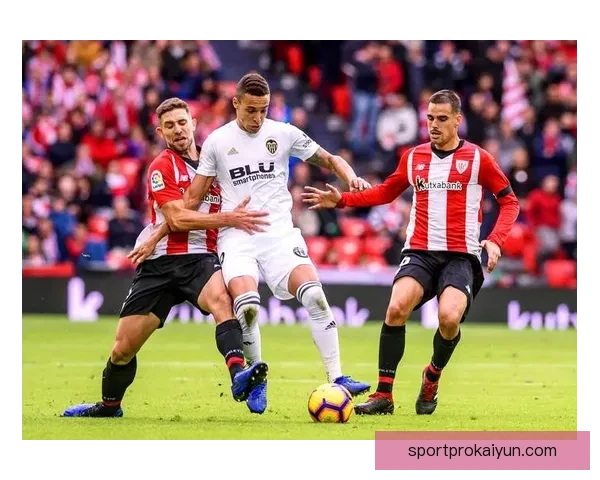 英超水晶宫主场塞尔赫斯特公园迎来球迷热情助威，状态回暖明显